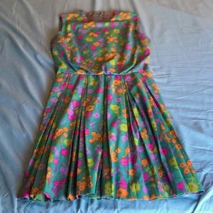 Authentic 60’s retro dress tags missing. Brand and size unknown. Women’s small